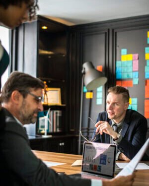Business people in a meeting Brújula Estratégica