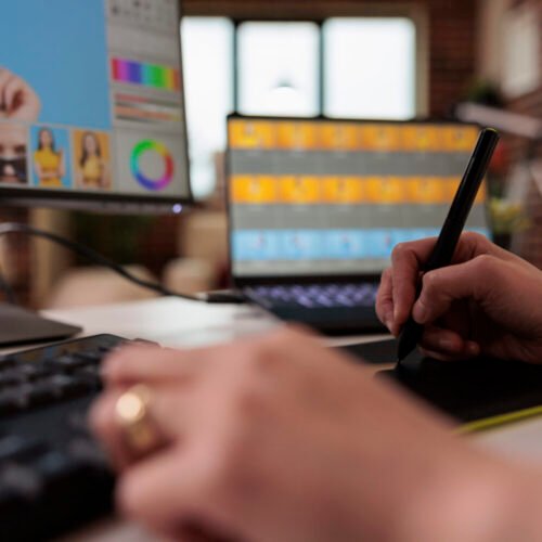 Female editor using stylus on graphic tablet Movimiento Creativo